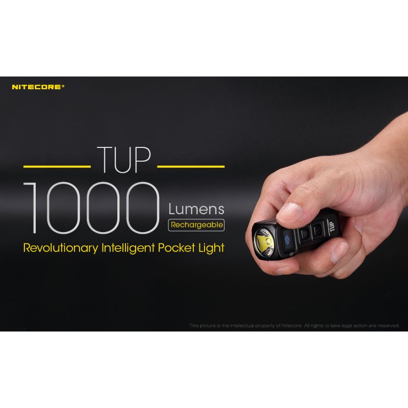 Scopri Nitecore TUP torcia LED ricaricabile USB 1000 lumen per esplorazioni notturne accessorio escursionismo ideale con display OLED e illuminazione affidabile attività all'aperto