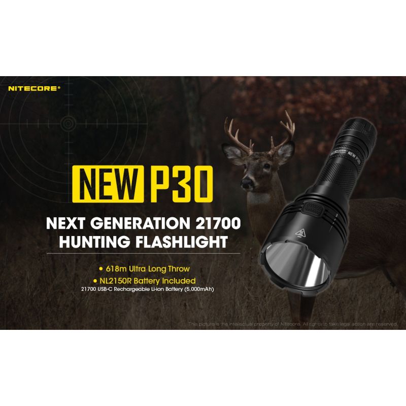 Scopri la torcia LED Nitecore P30 XP-L HI V3 ad alte prestazioni 1000 lumen fascio 618 metri ideale per emergenze outdoor e attività di ricerca con design resistente e multi-modalità