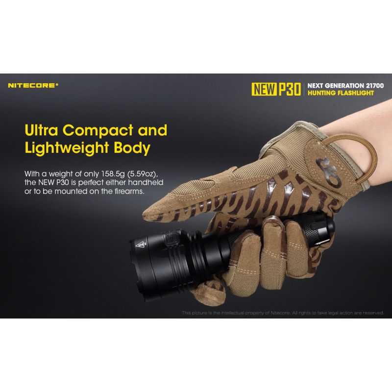 Scopri la torcia LED Nitecore P30 XP-L HI V3 ad alte prestazioni 1000 lumen fascio 618 metri ideale per emergenze outdoor e attività di ricerca con design resistente e multi-modalità