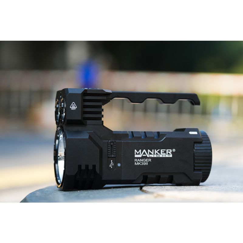 Manker Ranger MK39 II combo riflettore proiettore lampada portatile ricaricabile USB design robusto alluminio anodizzato illuminazione outdoor stile cyberpunk torcia a lungo raggio