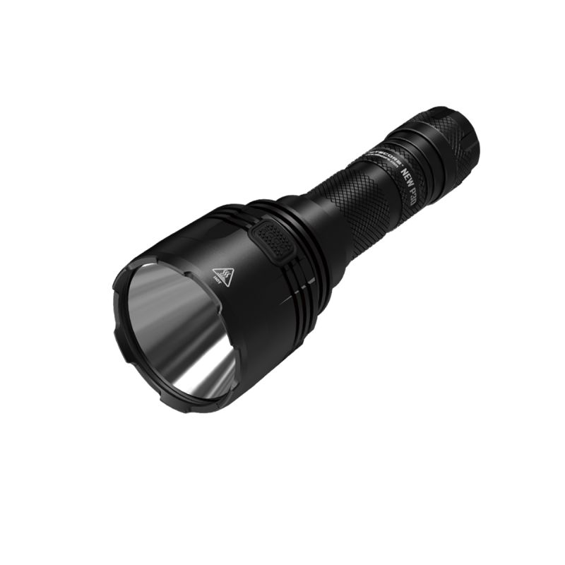 Scopri la torcia LED Nitecore P30 XP-L HI V3 ad alte prestazioni 1000 lumen fascio 618 metri ideale per emergenze outdoor e attività di ricerca con design resistente e multi-modalità