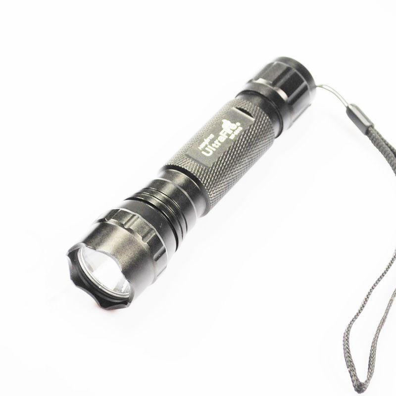 Torcia LED UltraFire WF-501B 1300 Lumen Compatta e Versatile con 5 Modalità per Avventure all'Aperto con Emettitore XML U2 e Cinturino da Trasporto per Sicurezza e Affidabilità