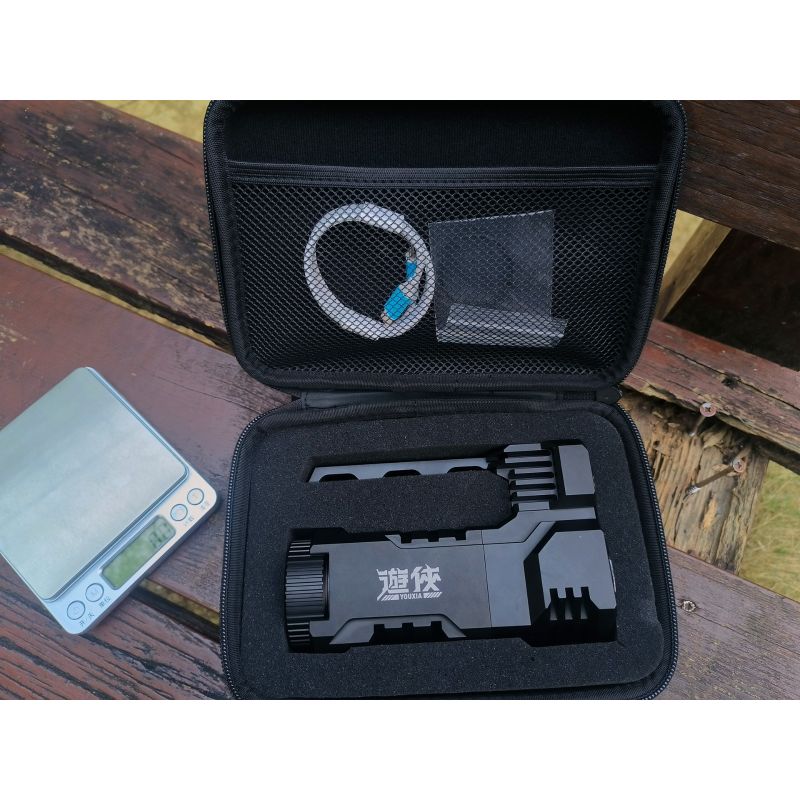 Manker Ranger MK39 II combo riflettore proiettore lampada portatile ricaricabile USB design robusto alluminio anodizzato illuminazione outdoor stile cyberpunk torcia a lungo raggio