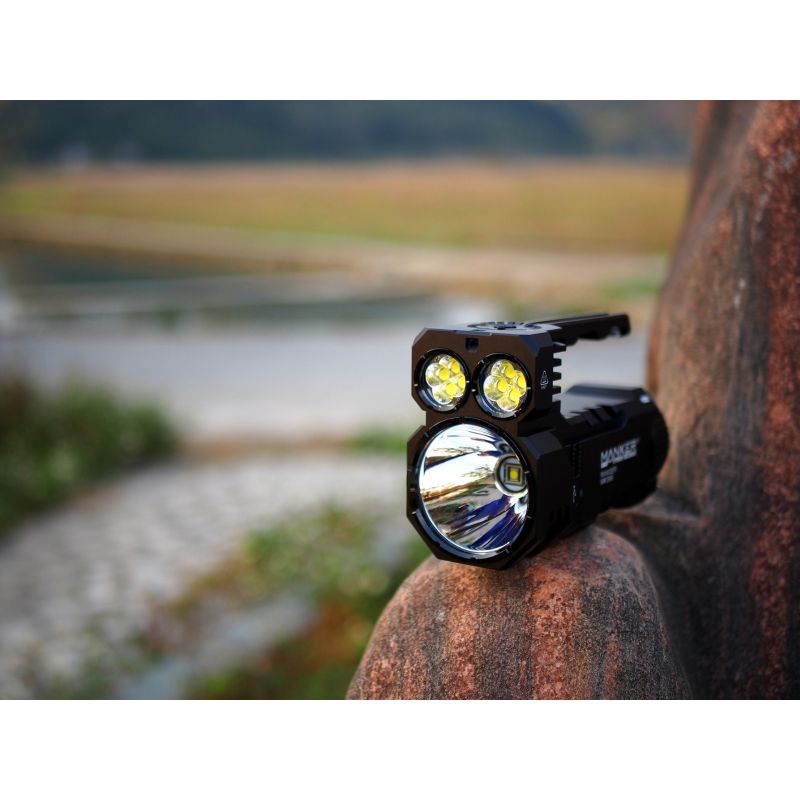 Manker Ranger MK39 II combo riflettore proiettore lampada portatile ricaricabile USB design robusto alluminio anodizzato illuminazione outdoor stile cyberpunk torcia a lungo raggio