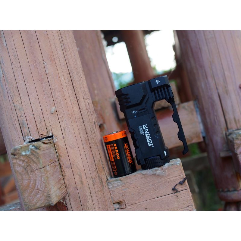 Manker Ranger MK39 II combo riflettore proiettore lampada portatile ricaricabile USB design robusto alluminio anodizzato illuminazione outdoor stile cyberpunk torcia a lungo raggio