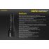 Scopri la torcia LED Nitecore P30 XP-L HI V3 ad alte prestazioni 1000 lumen fascio 618 metri ideale per emergenze outdoor e attività di ricerca con design resistente e multi-modalità