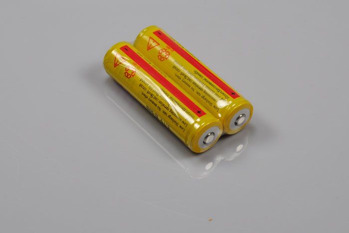 UltraFire BRC 18650 Coppia di batterie ricaricabili agli ioni di litio ad alta capacità per torce e fotocamere 3600mAh
