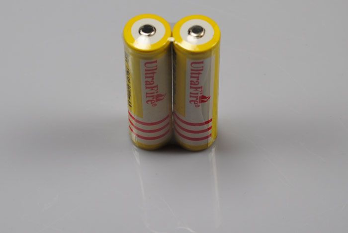 UltraFire BRC 18650 Coppia di batterie ricaricabili agli ioni di litio ad alta capacità per torce e fotocamere 3600mAh