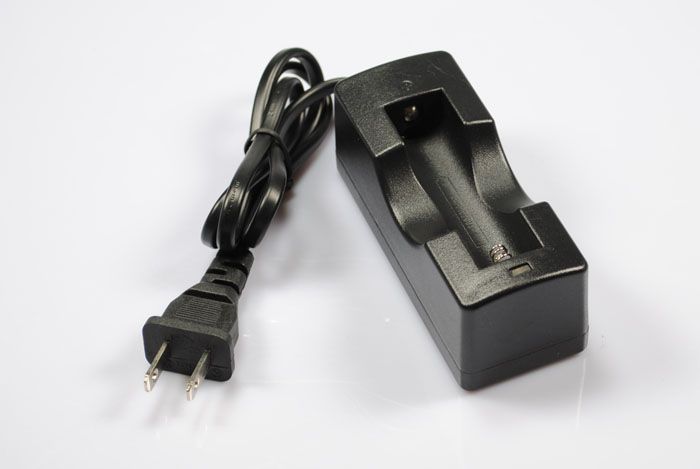 Caricabatterie singolo ricaricabile UltraFire per 18650, sicuro, efficiente, compatto e leggero, per appassionati di tecnologia.