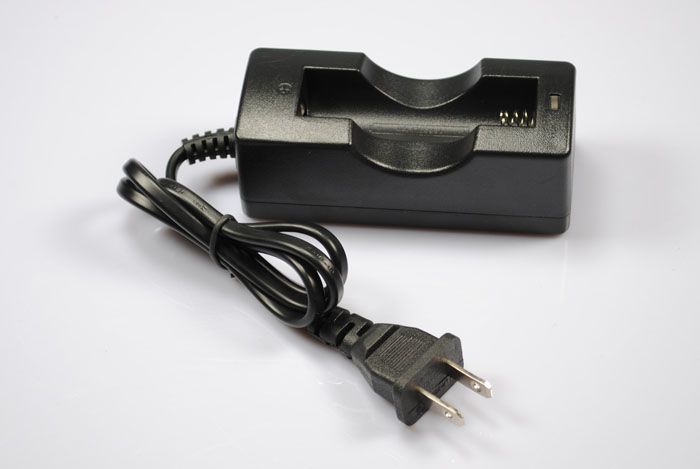 Caricabatterie singolo ricaricabile UltraFire per 18650, sicuro, efficiente, compatto e leggero, per appassionati di tecnologia.