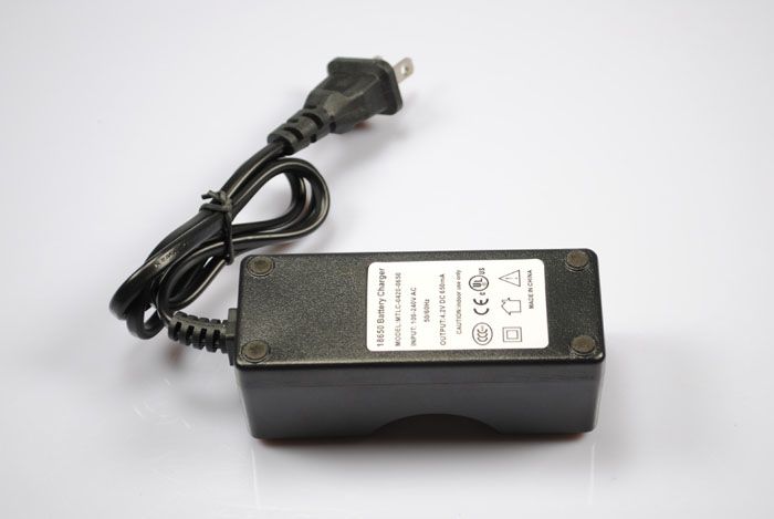 Caricabatterie singolo ricaricabile UltraFire per 18650, sicuro, efficiente, compatto e leggero, per appassionati di tecnologia.
