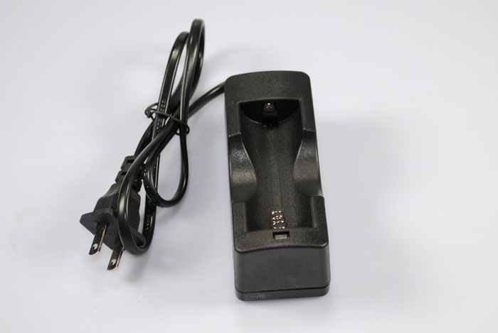 Caricabatterie UltraFire ricaricabile compatto per singola batteria 26650 agli ioni di litio, soluzione efficiente da viaggio per torce e svapo.