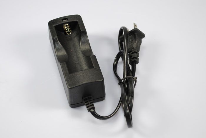 Caricabatterie UltraFire ricaricabile compatto per singola batteria 26650 agli ioni di litio, soluzione efficiente da viaggio per torce e svapo.