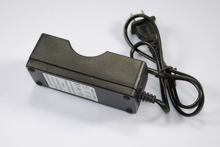 Caricabatterie UltraFire ricaricabile compatto per singola batteria 26650 agli ioni di litio, soluzione efficiente da viaggio per torce e svapo.