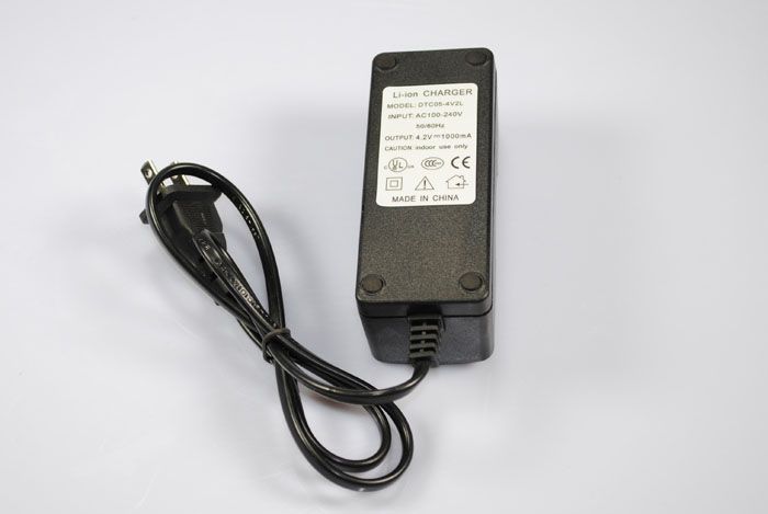 Caricabatterie UltraFire ricaricabile compatto per singola batteria 26650 agli ioni di litio, soluzione efficiente da viaggio per torce e svapo.
