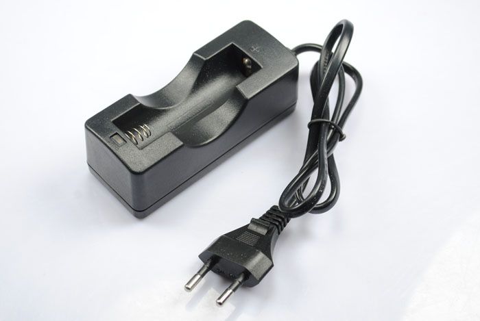 Caricabatterie singolo ricaricabile UltraFire per 18650, sicuro, efficiente, compatto e leggero, per appassionati di tecnologia.
