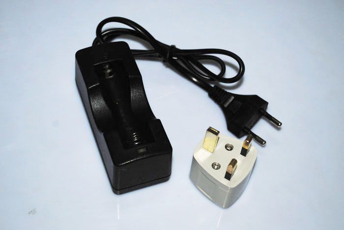 Caricabatterie singolo ricaricabile UltraFire per 18650, sicuro, efficiente, compatto e leggero, per appassionati di tecnologia.