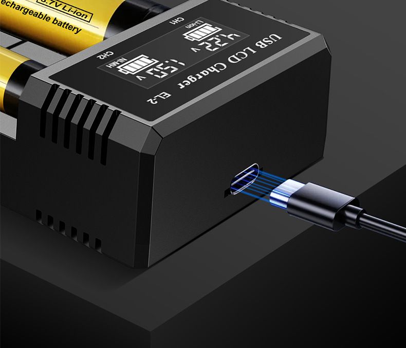 Caricabatterie Intelligente USB LCD per Batterie Ricaricabili 18650 e Ni-MH AA AAA Monitoraggio Ricarica con Display LCD Compatibilità Versatile e Gestione Efficiente delle Batterie