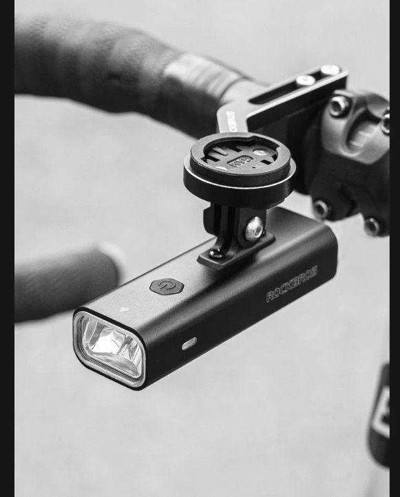 ROCKBROS RHL-1000LUMEN Luce anteriore per bici con 1000 lumen alta luminosità antipioggia ricaricabile Type-C ideale per ciclismo notturno e ciclisti di montagna robusta e versatile
