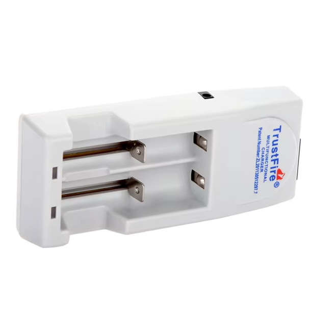 TrustFire TR-001 caricabatterie agli ioni di litio per batterie ricaricabili 18650 16340 con carica simultanea monitoraggio indipendente e versatilità di tensione per dispositivi elettronici