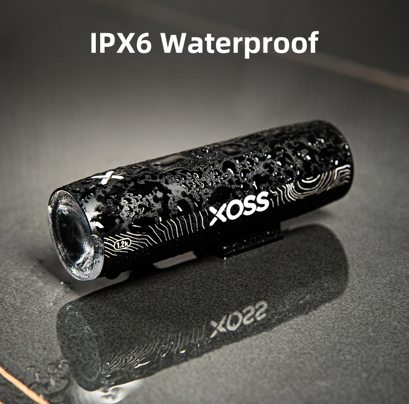 Faretto Bici XOSS XL-1200 Luce Bicicletta 1200 Lumen Lampada Frontale Ricaricabile Accessorio Ciclistico Impermeabile Ricarica Type-C Perfetto per Visibilità e Sicurezza Notturne